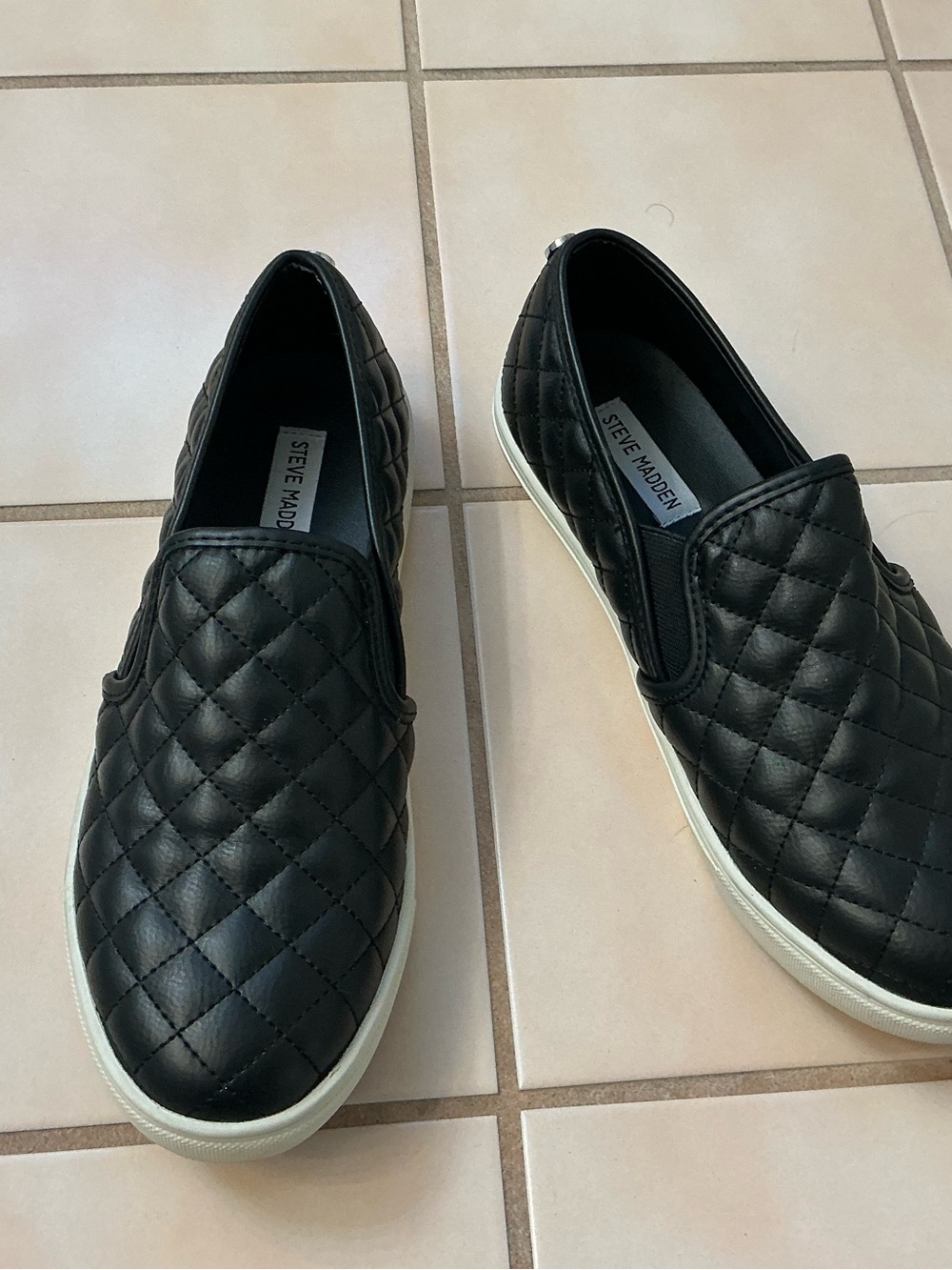 Steve Madden Women’s Black Ecentrcq Quilted  Slip On Shoe Sneakers Sz 10 EUC!